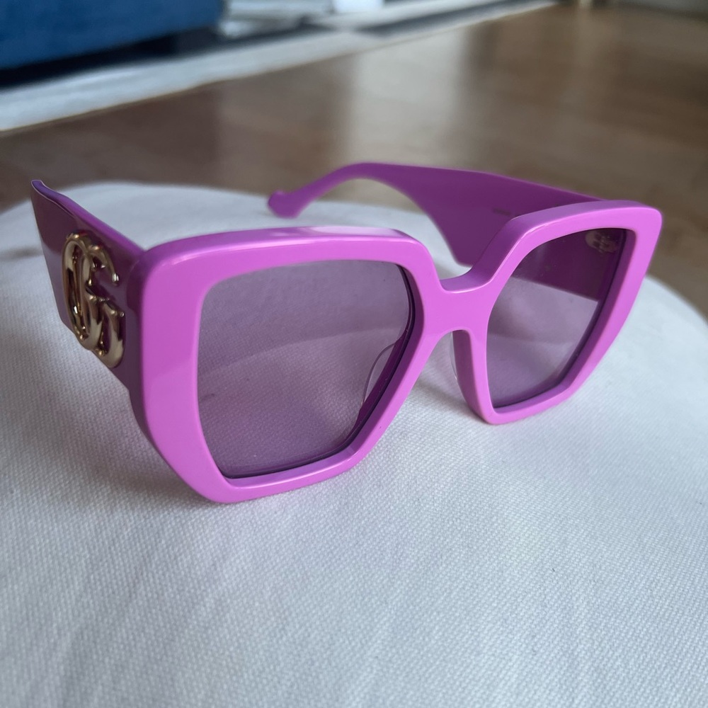Pink Gucci sunglasses with gold GG